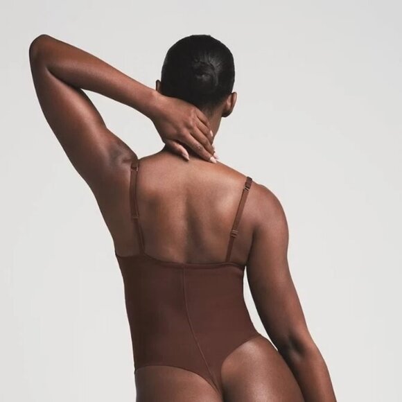 Skims Ultimate Body Push Up Thong Bodysuit in Cocoa, Size Small - Picture 4 of 8